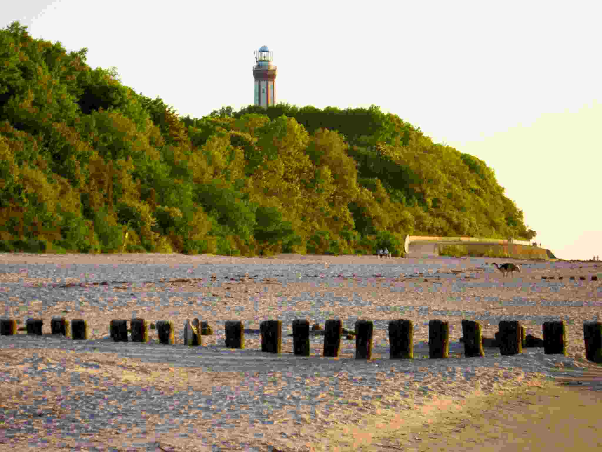 Seebad Niechorze Leuchtturm von Strand