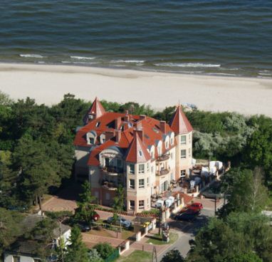 Luftaufnahme der Villa del Mar am Ostseestrand